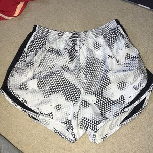 Triangle floral patterned Nike Dri-Fit shorts